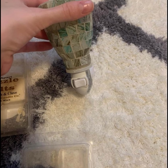 Wall Plug In with Scents Included - Picture 3 of 8